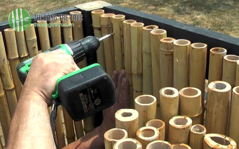 Hướng dẫn cách làm hàng rào tre trang trí sân vườn đơn giản