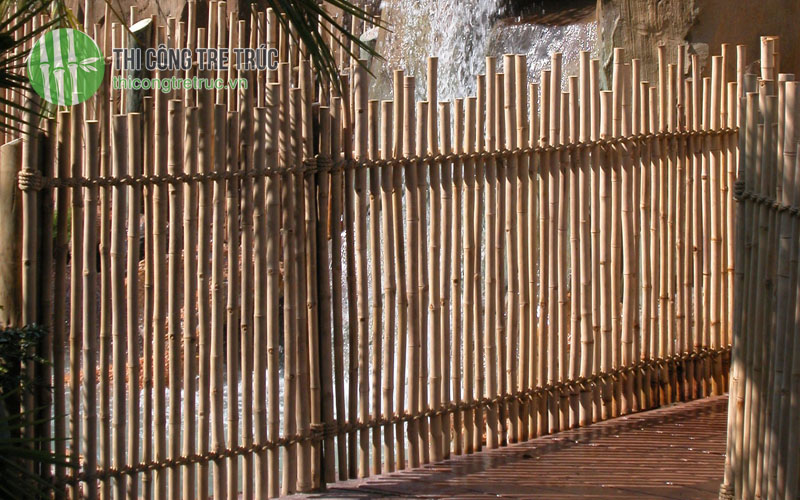 Mẫu hàng rào tre trang trí sân vườn đẹp