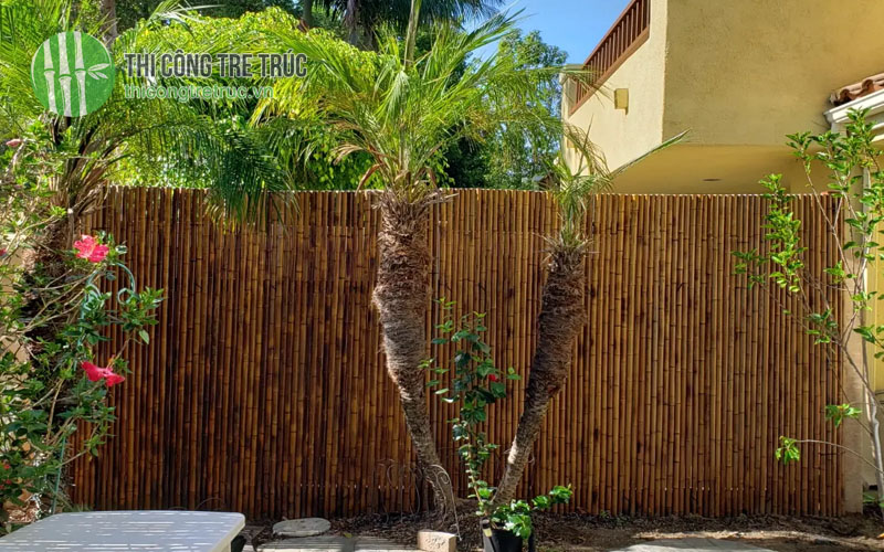 Mẫu hàng rào tre trang trí sân vườn đẹp